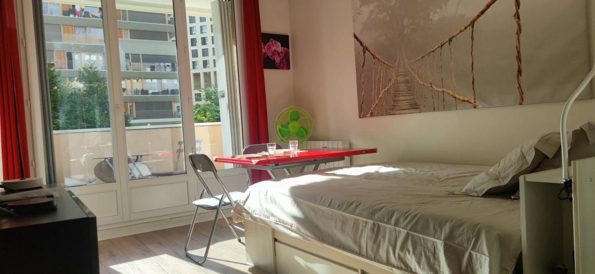 Apartment Sur Le Metro 12 Pour Montmartre Paris